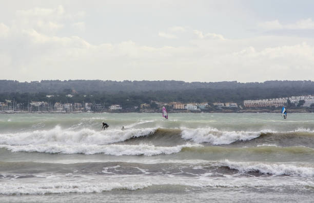 surfistas montar grandes olas en la bahía de - 5123 fotografías e imágenes de stock