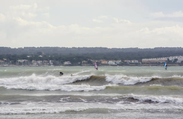 i surfisti cavalcano grandi onde nella baia - 5123 foto e immagini stock