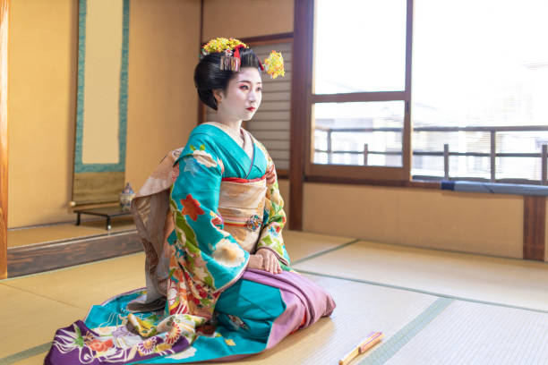 maiko apprentice geisha seduta nella stanza giapponese tatami - stage makeup make up women body paint foto e immagini stock