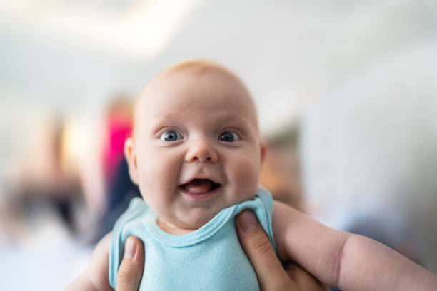 niedlichen neugeborenen jungen lachen - blaue augen fotos stock-fotos und bilder
