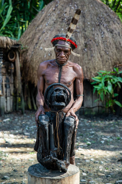 homme aîné de la tribu dani présentant une antique momie, papouasie-occidentale - dani photos et images de collection