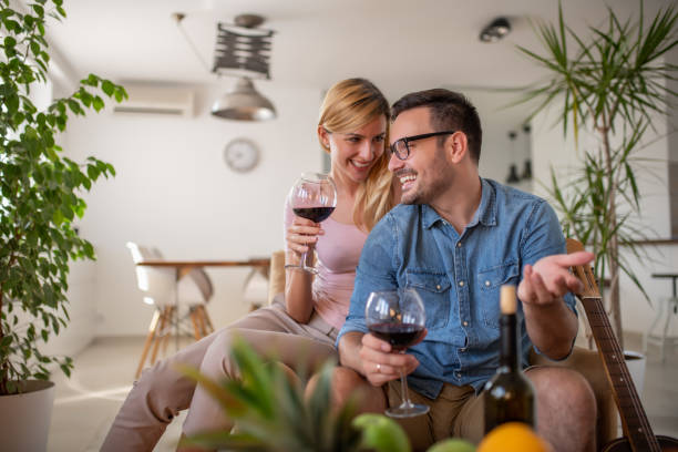 couple romantique boire du vin et déguster dans l’amour - wine bottle wine residential structure alcohol photos et images de collection