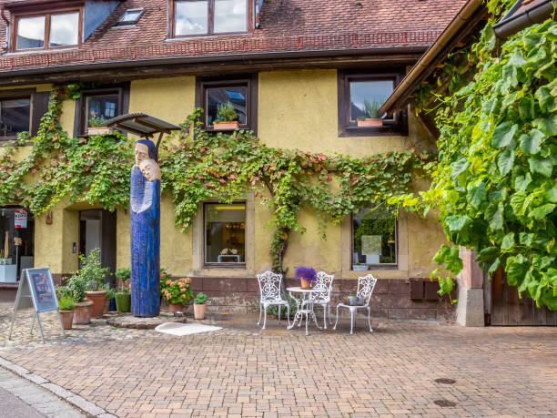 vista stradale di staufen im breisgau, germania - faust foto e immagini stock