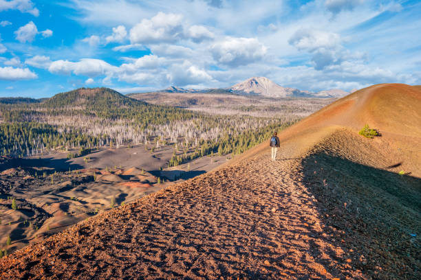ラッセン火山国立公園噴石コーン縁カリフォルニアのハイカー - lassen volcanic national park ストックフォトと画像