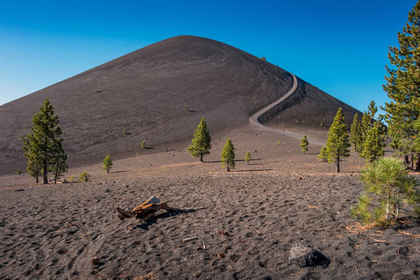 лассен вулканический национальный парк золушка конус калифорния - lassen volcanic national park стоковые фото и изображения