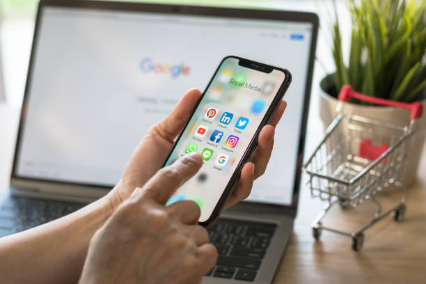 icone multicanale dell'app di social media su iphone x touchscreen computer mobile cross-channel internet application technology shopping lifestyle in età digitale 4.0 - braccio di mare immagine foto e immagini stock