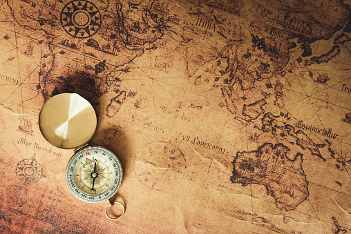 Navegador explore viaje con brújula y mapa del mundo., destino y planificación vacaciones viaje., concepto de Vintage. photo