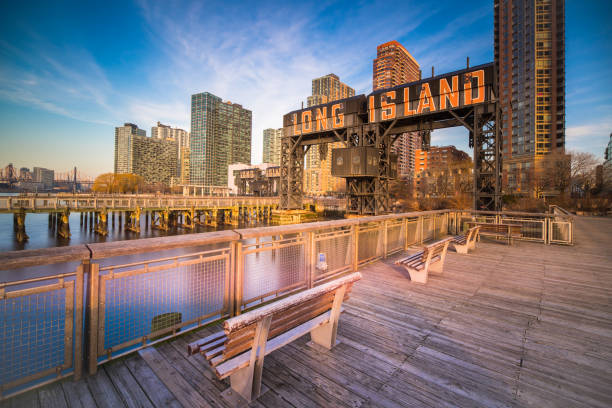 gantries iconici del gantry state park e degli edifici - east river immagine foto e immagini stock