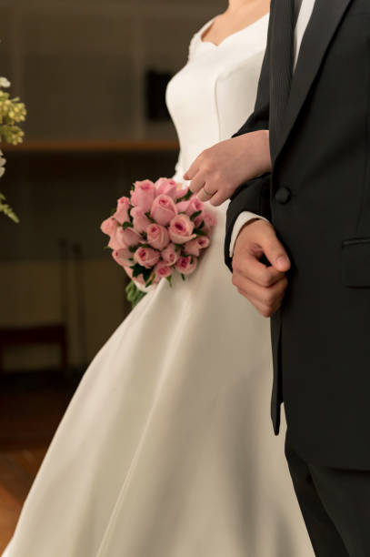 la novia tiene un ramo de novia. - boda coreana fotografías e imágenes de stock