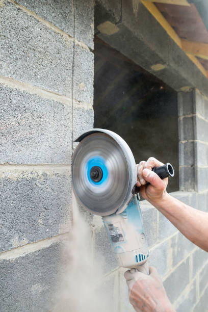istock Cutting of blocks to circular saw 1127246008