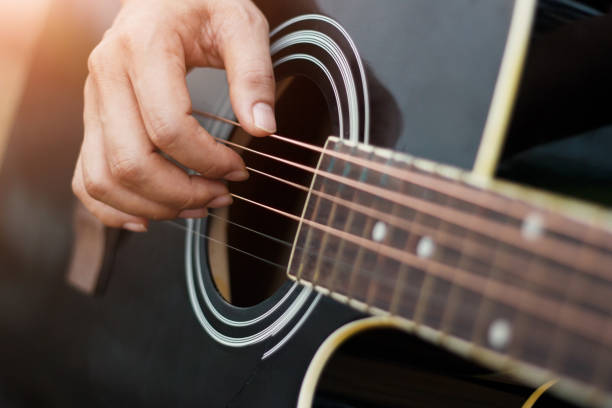 hautnah. gitarrist für hintergrund, männer hände spielt akustische gitarre auf der bühne. - musical instrument people music young adult stock-fotos und bilder