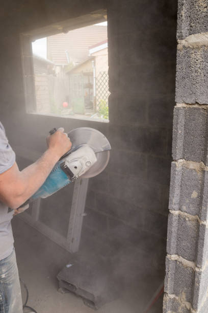 istock Cutting of blocks to circular saw 1127248099