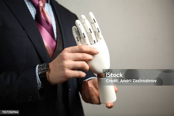 Mann Im Anzug Die Prothese Künstlichen Menschen Händchen Stockfoto und mehr Bilder von 3D-Druck