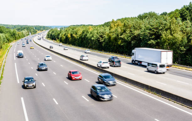 schwer aber fließenden verkehr auf der autobahn a10 in frankreich von einem sonnigen tag. - mehrspurige strecke stock-fotos und bilder