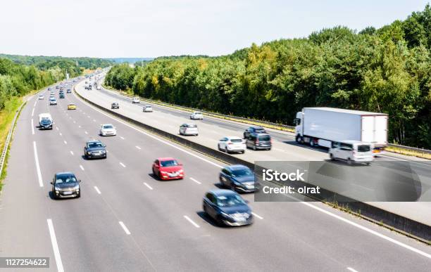 Photo libre de droit de Trafic Lourd Mais Fluid Sur Lautoroute A10 En France Par Une Journée Ensoleillée banque d'images et plus d'images libres de droit de Autoroute