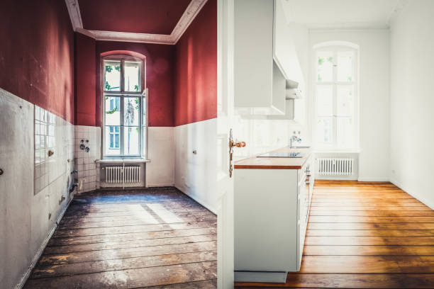 concetto di ristrutturazione -cucina prima e dopo la ristrutturazione o il restauro - - restaurazione foto e immagini stock