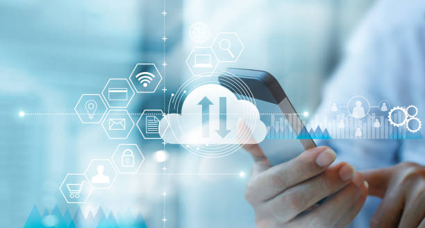 uomo d'affari che utilizza smartphone mobile e collega il servizio di cloud computing con la connessione di rete dei clienti icona. archiviazione online del dispositivo cloud. concetto di rete internet con tecnologia cloud. - modern economy foto e immagini stock