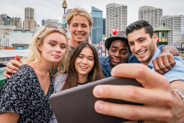 estudiantes en hacer roadtrip de sydney australia - travel teenager talking student fotografías e imágenes de stock