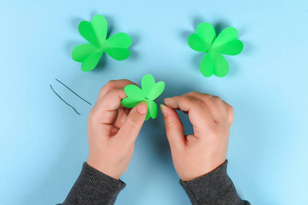 trevo verde diy st patricks day em fundo azul. - heart shape grass paper green - fotografias e filmes do acervo