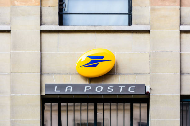 zeichen von la poste, der französischen post-unternehmen über dem eingang einer poststelle. - frontgiebel stock-fotos und bilder