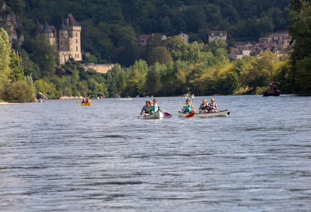 canoë sur la rivière dordogne à la roque-gageac, aquitaine, france - canoeing people traveling camping couple photos et images de collection