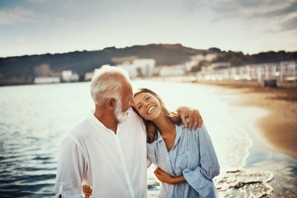 mon grand-père est une personne avec l’argent dans ses cheveux et l’or dans son cœur. - senior adult child holding grandparent photos et images de collection