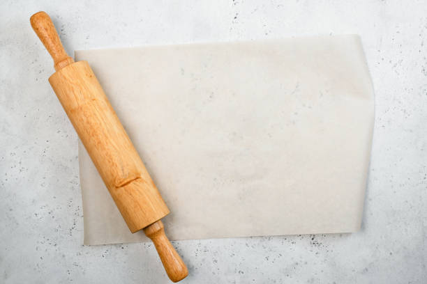 rolling pin und backen papierhintergrund - nudelholz stock-fotos und bilder