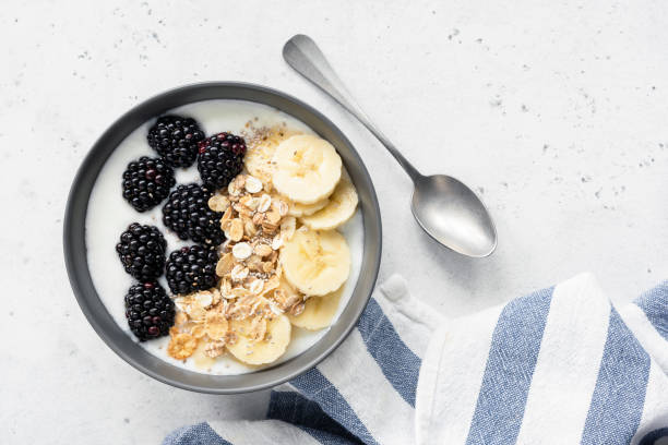 taza desayuno con granola, frutas y yogurt - honey roasted nut fotografías e imágenes de stock