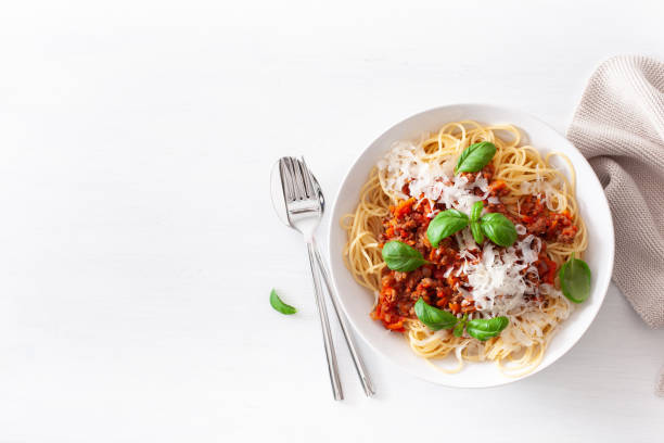 spaghetti alla bolognese con basilico e parmigiano, pasta italiana - ragù foto e immagini stock