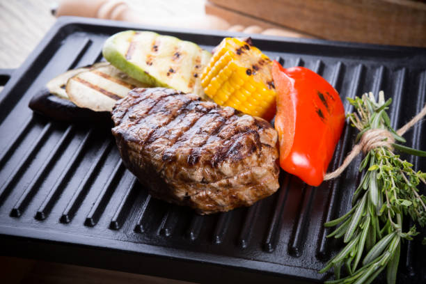cooked beef steak on a metal electric grill - duke imagens e fotografias de stock