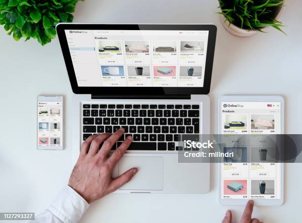 Bürotabletop Onlineshopresponsivedesignwebsite Stockfoto und mehr Bilder von Elektronischer Handel - Elektronischer Handel, Onlineshopping, Internetseite