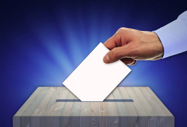 boîte de scrutin - élections - marking voting ballot election presidential election photos et images de collection
