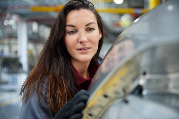 zbliżenie inżyniera badającego samochód w przemyśle - industry close up manufacturing car zdjęcia i obrazy z banku zdjęć