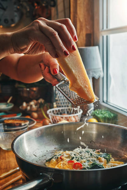 przygotowanie omletu jajeczkowego ze szpinakiem z chili i parmezanem - brown bread bread home interior food zdjęcia i obrazy z banku zdjęć