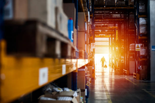 interior do armazém ao pôr do sol - distribution warehouse forklift freight transportation pallet - fotografias e filmes do acervo