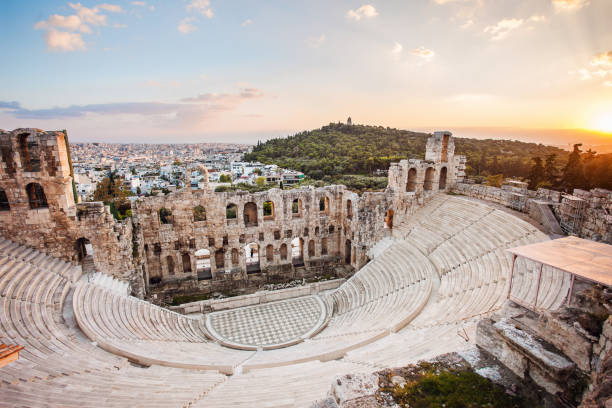 o odeon de herodes ático em acrópole. atenas, grécia - herodes atticus - fotografias e filmes do acervo