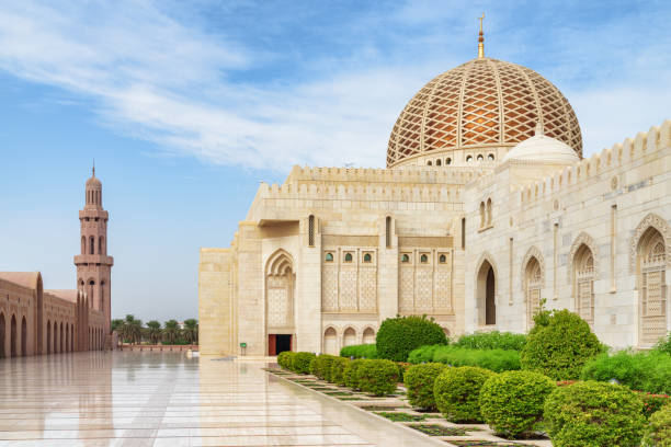 meraviglioso cortile della grande moschea del sultano qaboos in oman - moschea sultan qaboos foto e immagini stock