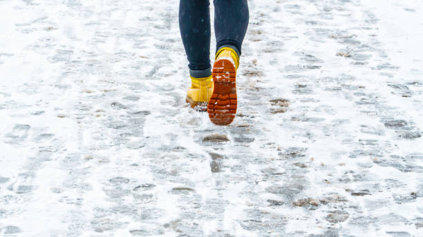 winterspaziergang in gelben lederstiefel - snow track human foot steps stock-fotos und bilder