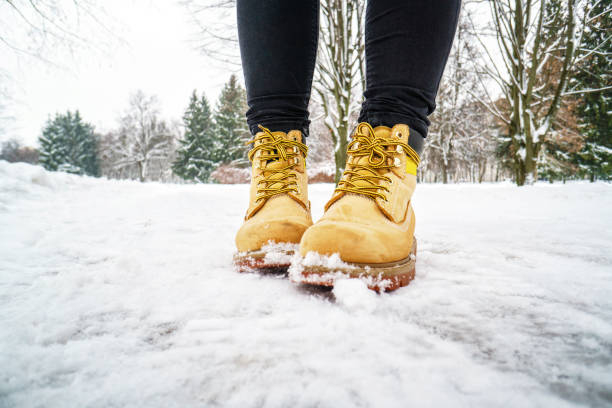 зимняя прогулка в желтых кожаных сапогах - snow track human foot steps стоковые фото и изображения