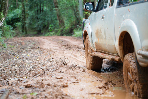 auto fuoristrada sporca, suv coperto di fango su strada di campagna, pneumatici fuoristrada, viaggi fuoristrada e concetto di guida. - mud terrain foto e immagini stock