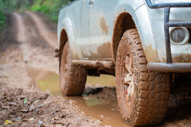 carro offroad sujo, suv coberto com lama na estrada rural, pneus off-road, offroad viagens e conceito de condução. - mud road tire track footpath - fotografias e filmes do acervo