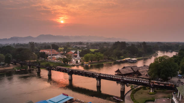 クワイ川に架かる橋の上空からの眺め、カンチャナブリー、タイ - kanchanaburi province ストックフォトと画像