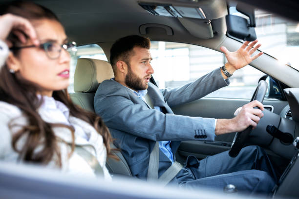 situation stressante au cours de conduite automobile - car driving men reversing photos et images de collection