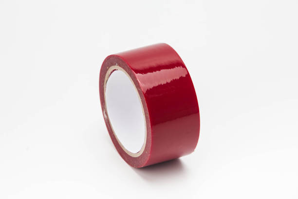 赤が白い背景で隔離のダクトテープのロールします。 - cordon tape ストックフォトと画像