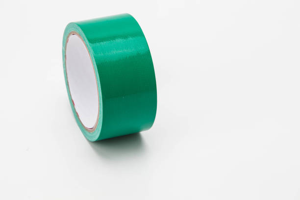 白い背景で隔離の電気緑テープ - cordon tape ストックフォトと画像