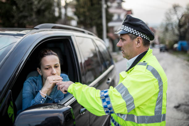 verkehr polizisten angehalten frau für alkohol-test - parkvergehen strafzettel fotos stock-fotos und bilder