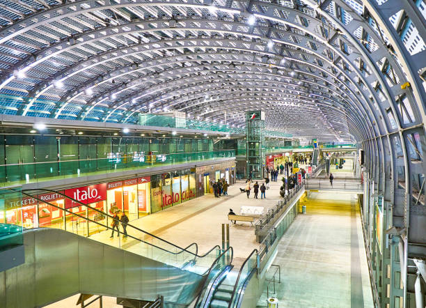 estação ferroviária de porta nuova. turim, piemonte, itália. - urbanity - fotografias e filmes do acervo