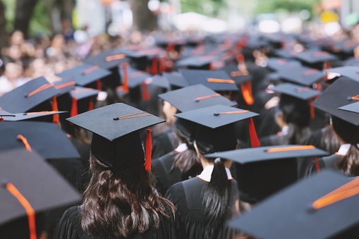 sombreros de graduación parte trasera durante egresados de éxito del comienzo de la Universidad, felicitación de educación concepto. Ceremonia de graduación, felicitó a los graduados en la Universidad durante el inicio. photo