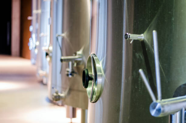 cave moderne avec grands fûts en acier - winery wine cellar barrel photos et images de collection