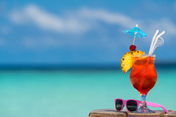cocktail am strand. konzept der luxusurlaub. - drink umbrella stock-fotos und bilder
